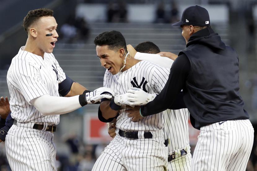 Oswaldo Cabrera es felicitado por sus compañeros luego de remolcar la carrera de la victoria para los Yankees en la duodécima entrada.