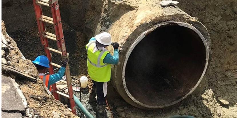 Personal de la  AAA tuvo que realizar una profunda excavación para reparar una línea de agua potable de 66 pulgadas de diámetro. (Suministrada)