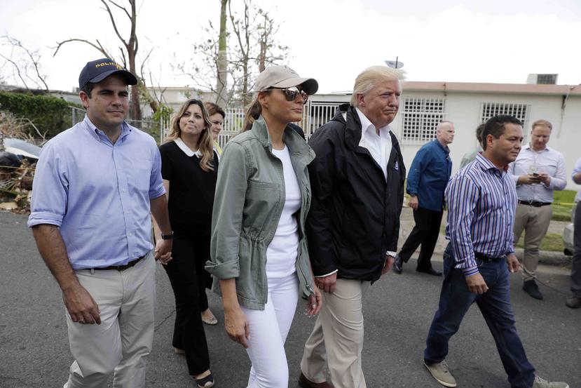 El presidente Donald Trump, junto a su esposa Melania, durante su visita a Puerto Rico tras el huracán María. (GFR Media)