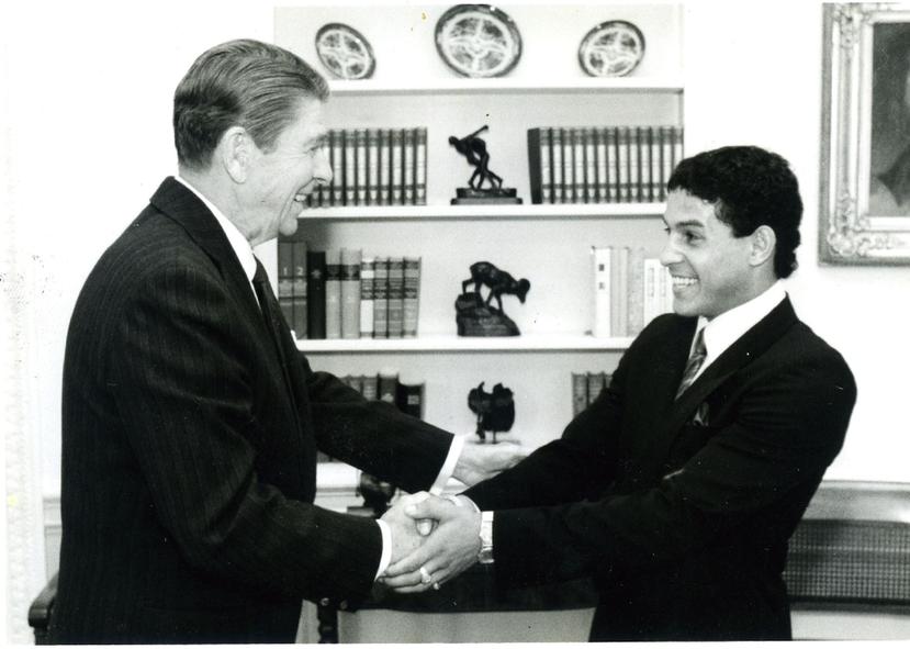 Ronald Reagan, presidente de EE.UU, saluda a Camacho en una visita que el boxeador hizo a la Casa Blanca en 1983. (Archivo)