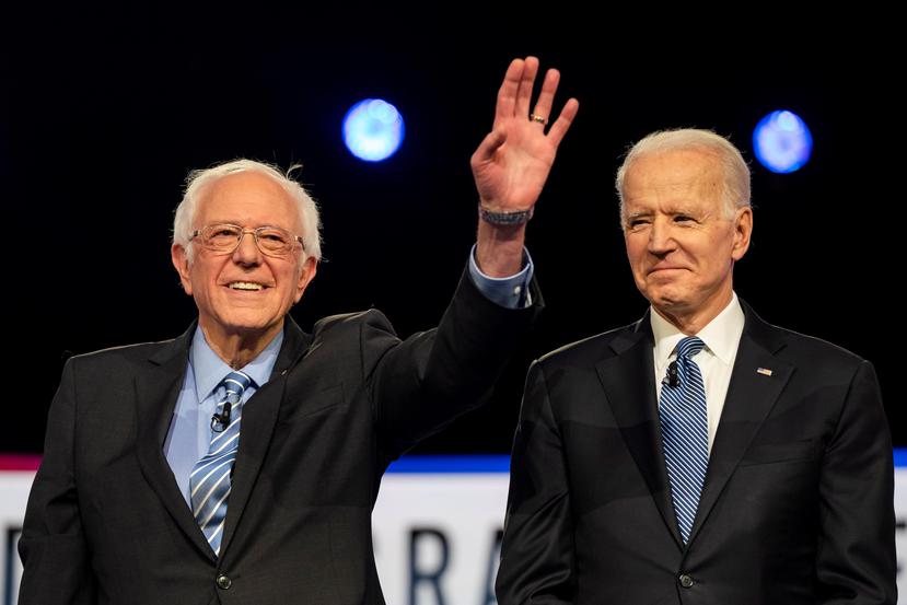 Joseph Biden, a la derecha, obtuvo un amplio triunfo en la votación de Carolina del Sur. En la foto, junto a Bernie Sanders, uno de los favoritos en la contienda, según las encuestas. (EFE / Jim Lo Scalzo)