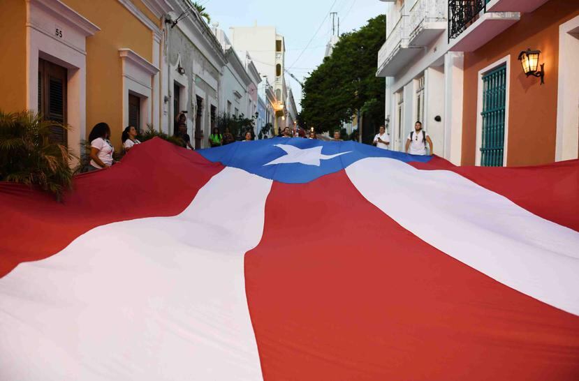 Bandera de Puerto Rico desplegada en el Viejo San Juan como parte de las protestas en reclamo de la renuncia de Ricardo Rosselló.
