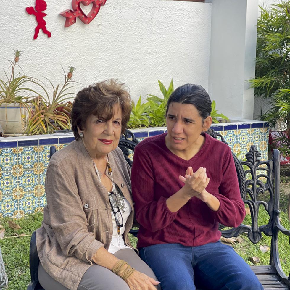 Nydia Hernández, de 84 años, junto a su hija Nilmarie Fernández, quien tiene 45 años y padece de retraso mental.