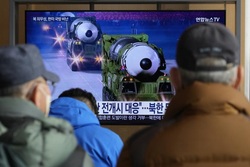 Una pantalla de televisión muestra una imagen de archivo de misiles norcoreanos en un desfile militar durante un programa de noticias en la estación de tren de Seúl en Seúl, Corea del Sur.