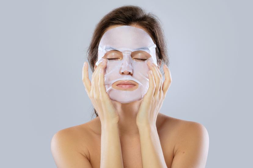 Las sheet masks son de tejidos o plásticas con orificios en ojos, nariz y boca para que quien las usa pueda ver y respirar mientras la mascarilla hace su efecto en la piel.