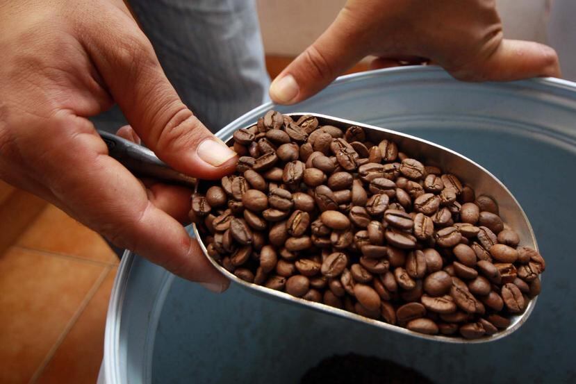 Tras el paso de los huracanes Irma y María, las autoridades federales autorizaron la entrada de granos de café a la isla para suplir la demanda local. (Archivo)
