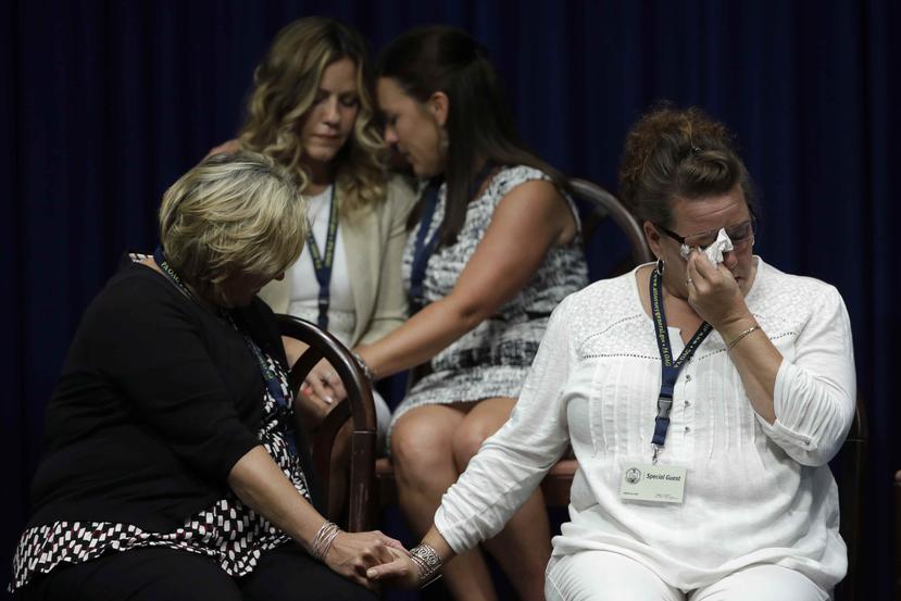 Víctimas de abusos sexuales y familiares reaccionan durante una conferencia de prensa sobre la investigación en el capitolio de Pensilvania. (AP)