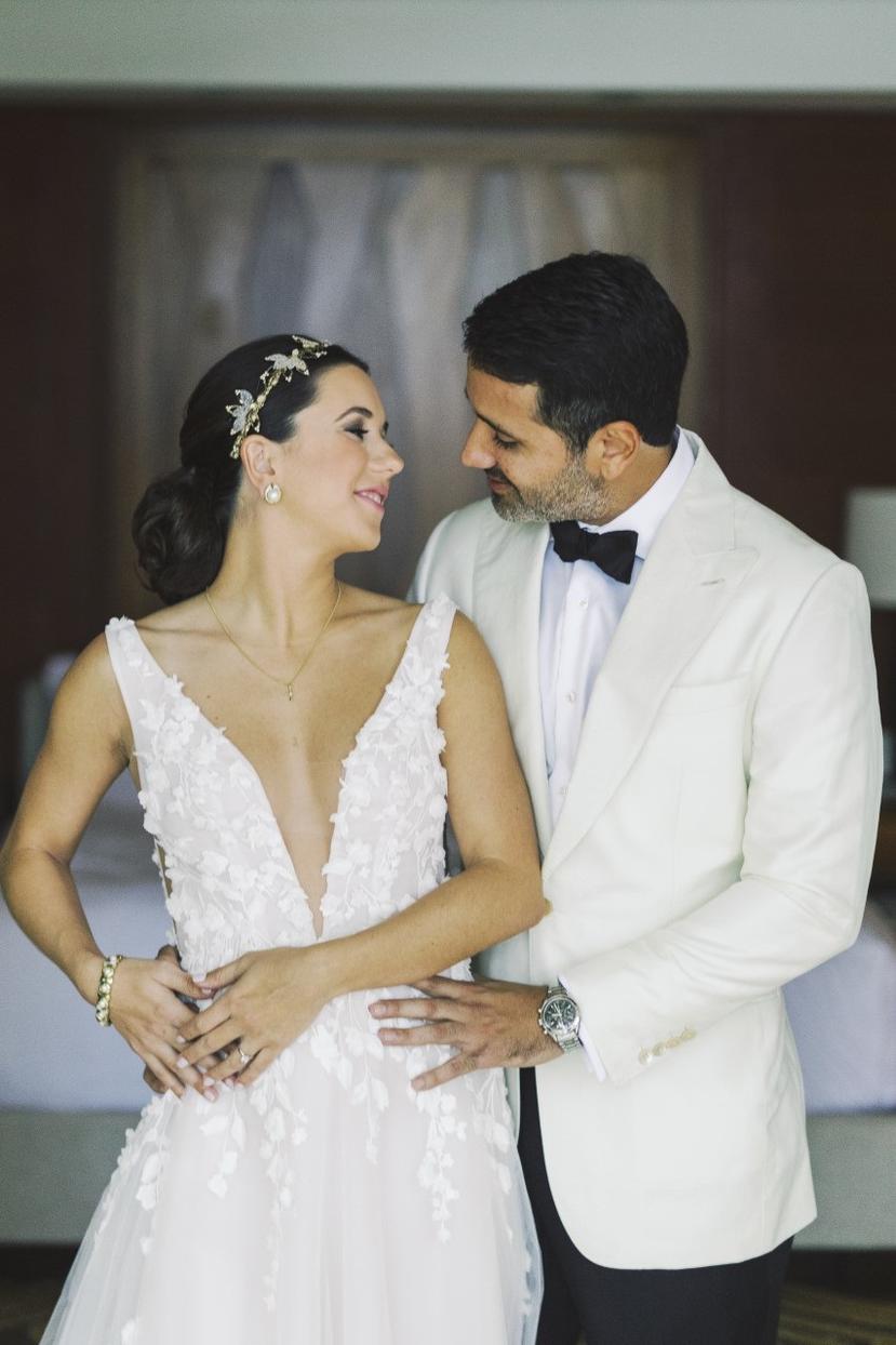 Magdi Montoto Blanco y José Rovayo en el día de su boda. El novio utiliza un atuendo de La Tigre.