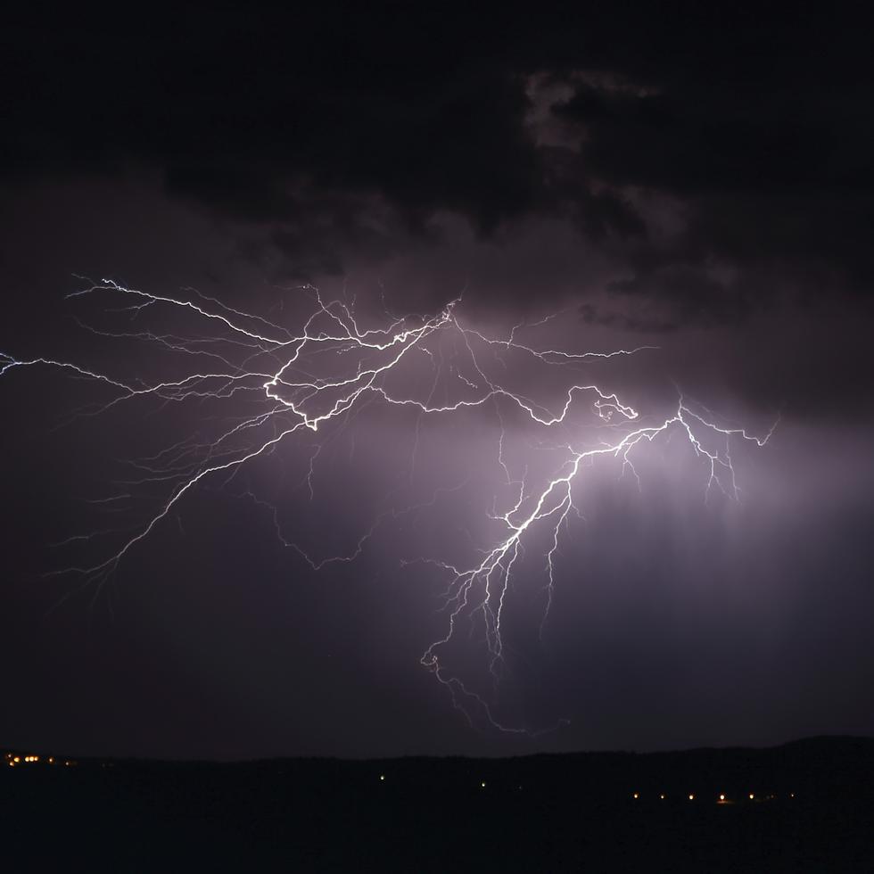Imagen de archivo de rayos durante una tormenta.