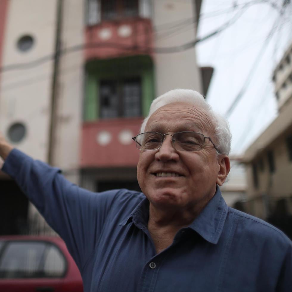 Antonio Cabán Vale en una foto de archivo, en donde señala la vivienda donde escribió “Verde luz”, considerada el segundo himno de Puerto Rico.