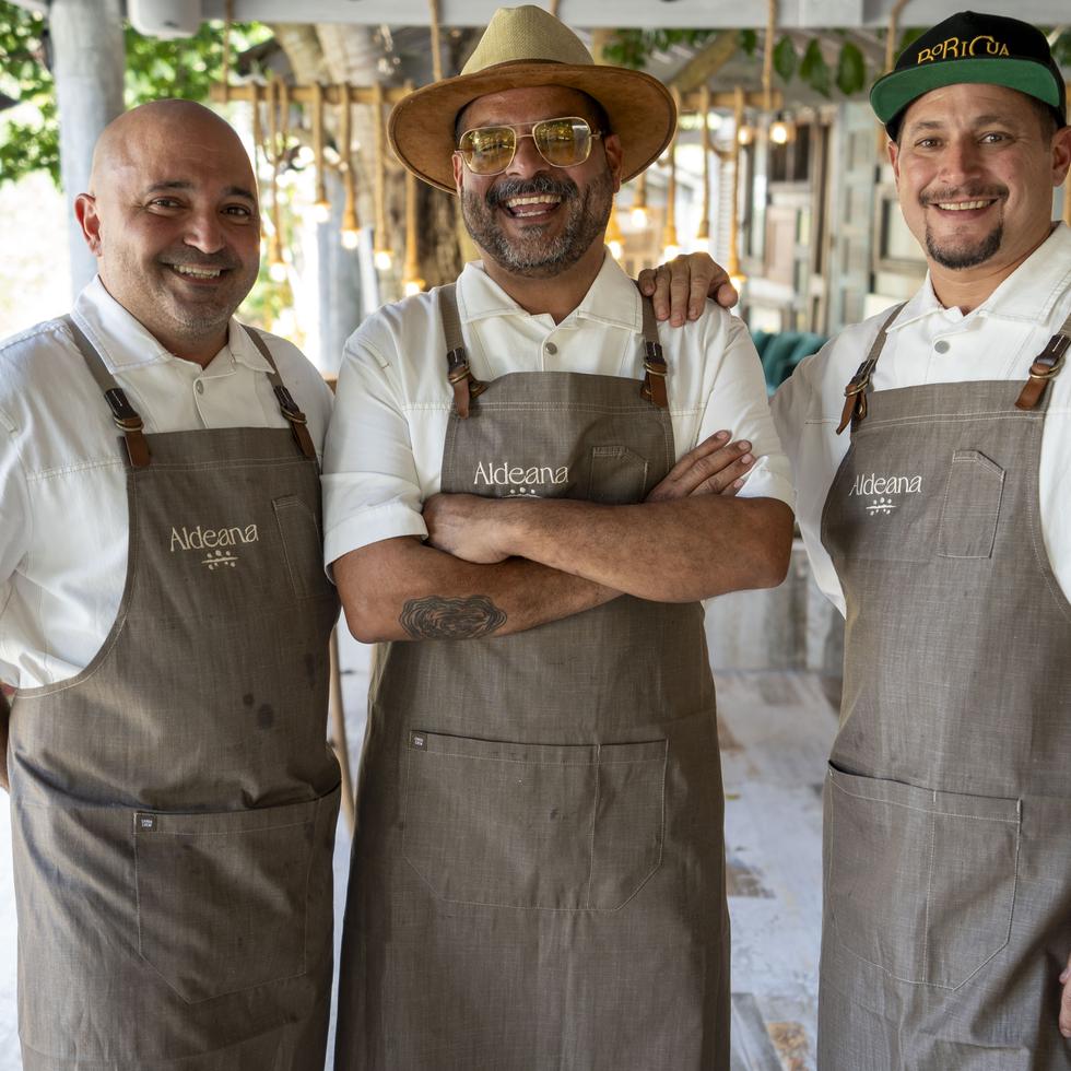 De izquierda a derecha, los chefs Raúl Correa, René Marichal y Xavier Pacheco, comienzan un nuevo proyecto llamado Aldeana, localizado en Cidra.
