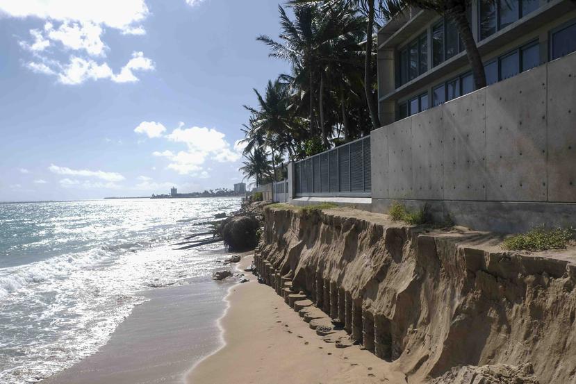 La extrema erosión en la playa de Ocean Park mantiene en peligro las estructuras cercanas.