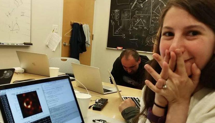 Katie Bouman lideró el algoritmo que permitió a los científicos capturar la primera imagen real de un agujero negro en la historia (Facebook / Katie Bouman)