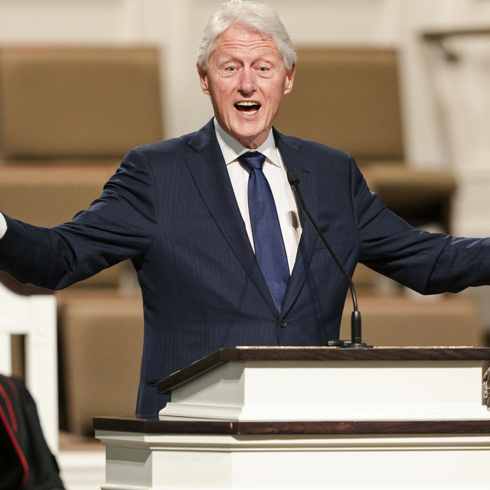 El expresidente Bill Clinton es uno de los nombrados en el documento.