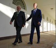 El presidente, Joe Biden, camina con el presidente de Brasil, Luiz Inácio Lula da Silva, rumbo a la Oficina Oval en la Casa Blanca, el viernes 10 de febrero de 2023, en Washington. (AP Foto/Alex Brandon)
