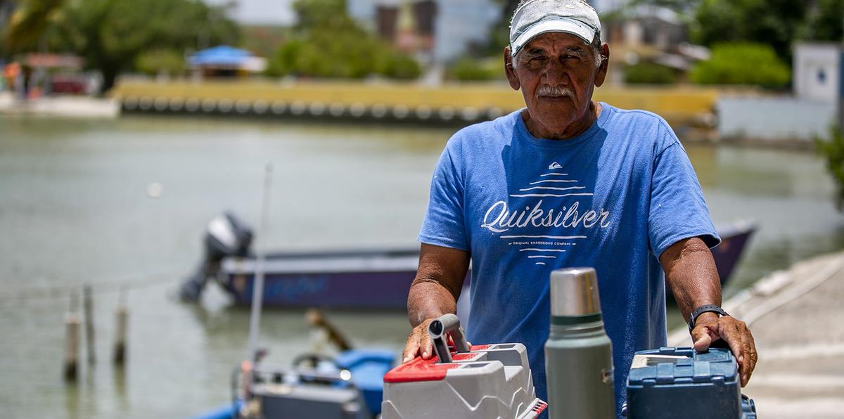 "Esto es lo mejor que hay": Don Papo y su familia se entregan al mar en Guánica