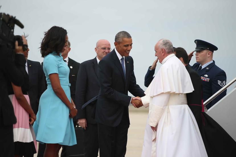 El papa Francisco saluda a Barack Obama a su llegada a la base Andrews en Maryland.