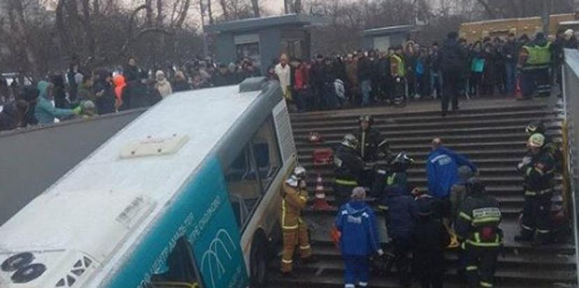 El autobús, que estaba detenido en una parada, repentinamente se subió a la acera y baja a gran velocidad por la escalera del paso subterráneo que da a la estación de metro Slaviánski Bulvar, en Rusia. (Captura / Twitter @juancarlospinov)