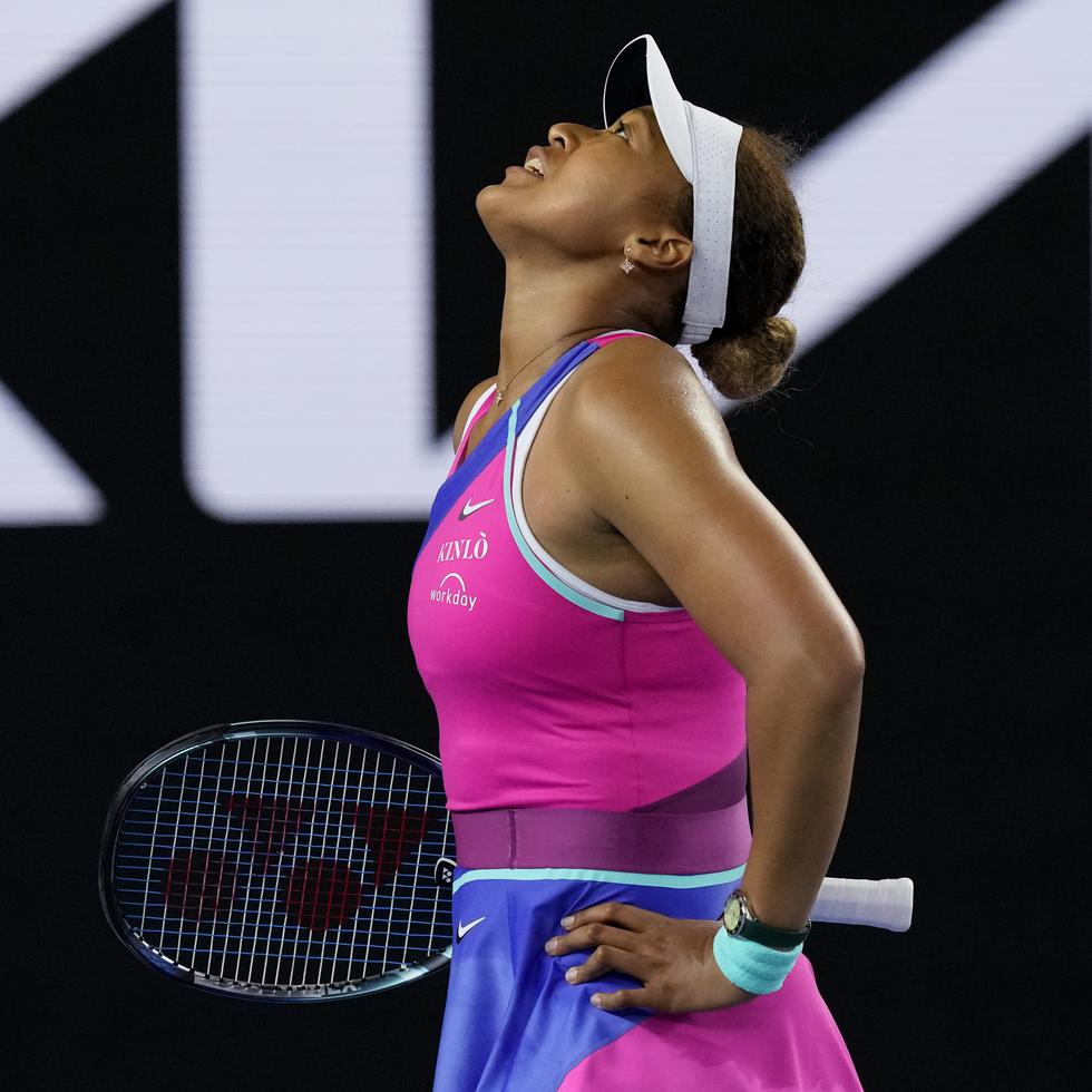 Naomi Osaka reacciona con frustración durante una jugada en el partido de tercera ronda en el Abierto de Australia.