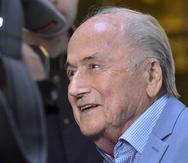 Joseph Blatter, vetado del fútbol hasta octubre de 2021, declinó responder de inmediato a una solicitud de comentarios. El dirigente suizo de 84 años ha negado previamente haber actuado mal. (AP / Dmitry Serebryakov)