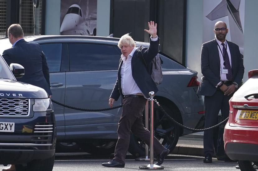 Tras un vuelo procedente del Caribe, el ex primer ministro Boris Johnson llega al aeropuerto Gatwick de Londres el sábado 22 de octubre de 2022.