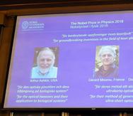 Los retratos de los tres ganadores del Nobel de Física son expuestos en la Real Academia de las Ciencias de Suecia. (EFE)