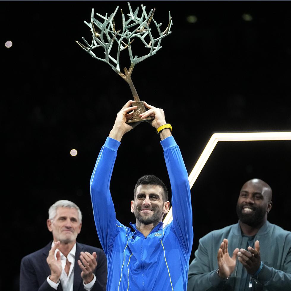 El serbio Novak Djokovic sostiene el trofeo de campeón tras ganar la final del Masters de París.