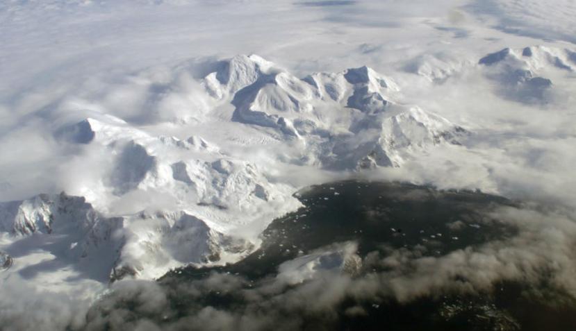 Bajo la Antártida se encontraron montañas y cañones que podrían afectar al proceso en el que las aguas aumentan su nivel en todo el mundo por el calentamiento global (Fuente / NASA).