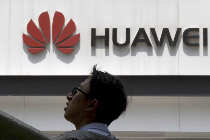Huawei, que utiliza el sistema operativo Android de Google para sus smartphones, dijo que seguiría proporcionando actualizaciones de seguridad, pero no detalló cómo podrían verse afectados los servicios de los celulares. (AP / Ng Han Guan)