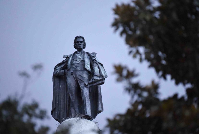 Un monumento de 100 pies al ex vicepresidente y defensor de la esclavitud John C. Calhoun, situado en una plaza céntrica de Charleston, Carolina del Sur. (AP)