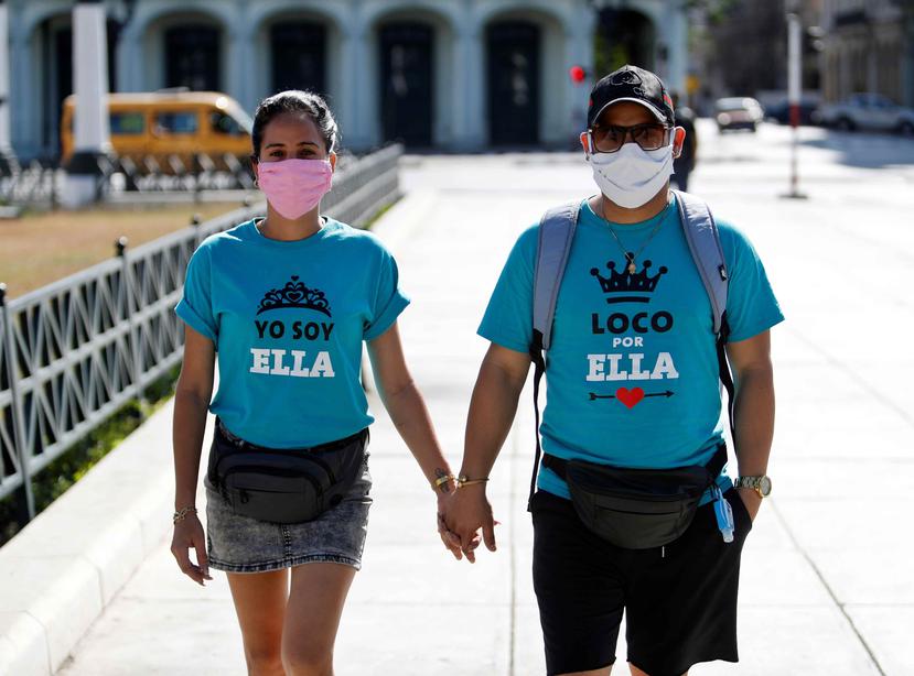 Una pareja camina por la calle usando tapabocas para protegerse del coronavirus, este jueves en La Habana. (Agencia EFE)