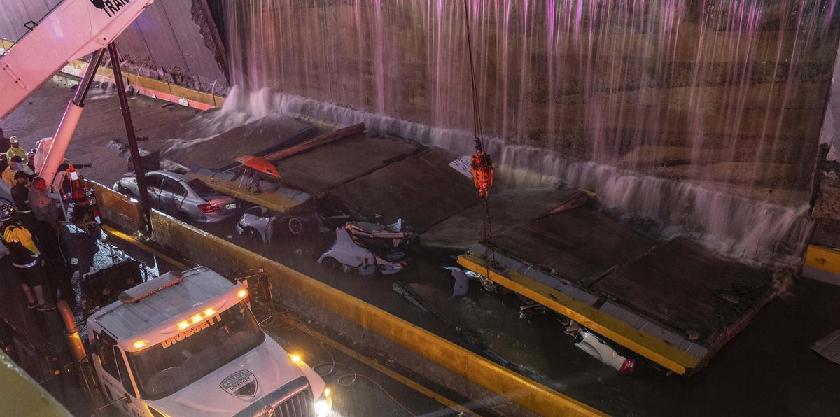 Equipos de rescate trabajan en el lugar donde se derrumbó muro a la salida de un túnel en Santo Domingo, República Dominicana, el 18 de noviembre pasado.