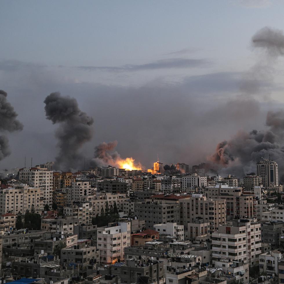 Edificios de Gaza en llamas tras bombardeos de Israel.