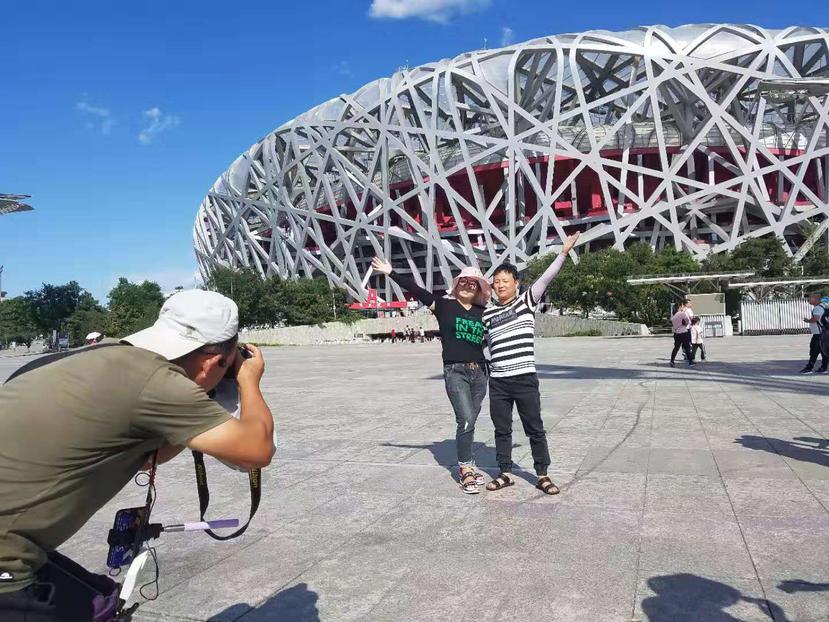 Una pareja se retrata frente al llamado "Nido de Pájaros" en Pekín. (enviado especial / carlos.rosa@gfrmedia.com)