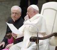 El papa Francisco lee un mensaje en su audiencia general en el Vaticano.