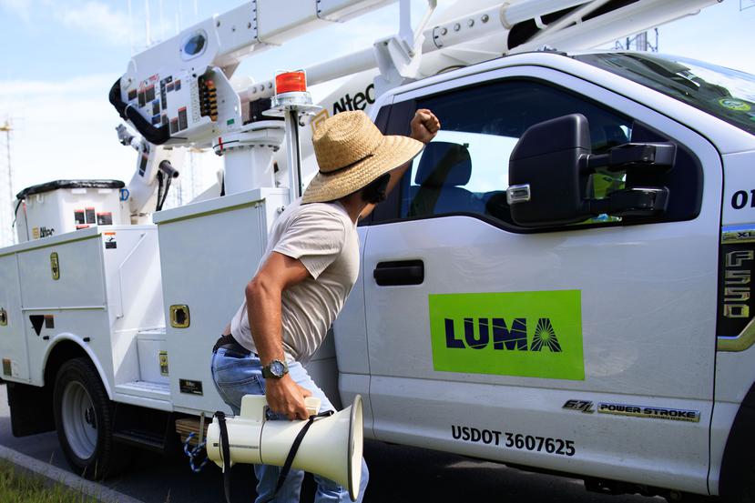 Exmiembros de la Utier impidieron la salida de camiones de LUMA Energy de la base aérea Muñiz, pero la fuerza de choque intervino para retirar a los manifestantes.