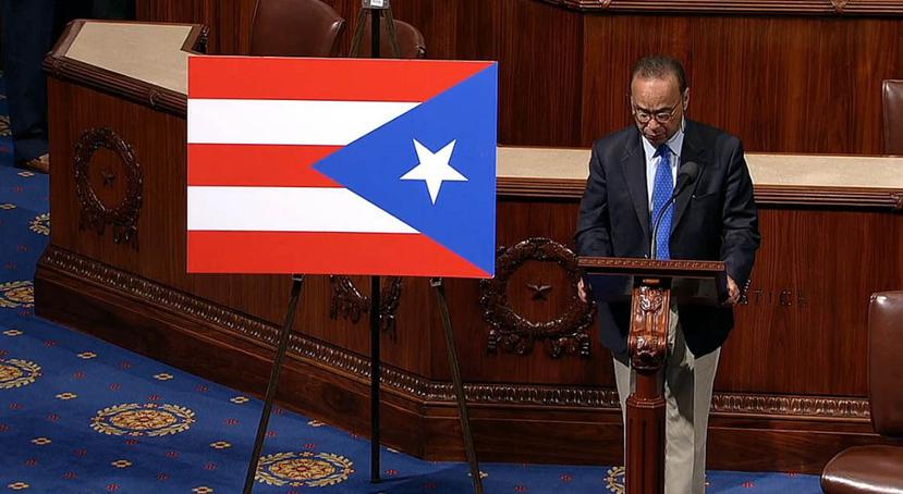 Gutiérrez junto a la bandera de Puerto Rico mal colocada en hemiciclo de la Cámara baja federal. (Captura YouTube)