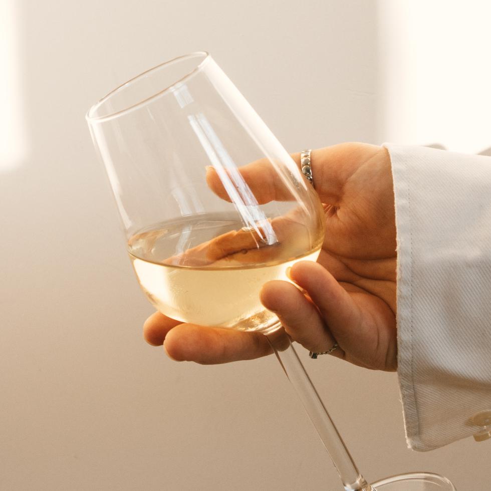 La Chardonnay se destaca como una de las variedades de uva más influyentes y apreciadas en el mundo vinícola que ha cautivado los paladares de los amantes del vino en todo el mundo. (Unsplash)