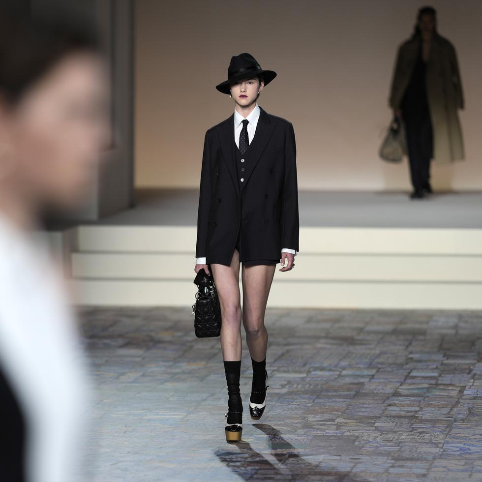 Para darle un toque moderno a la propuesta, la diseñadora Maria Grazia Chiuri, directora creativa de Dior, incorporó otras prendas como pantalones cortos bajo vestidos, zapatos con plataforma y escotes en la espalda de blusas con un aire más actual.  