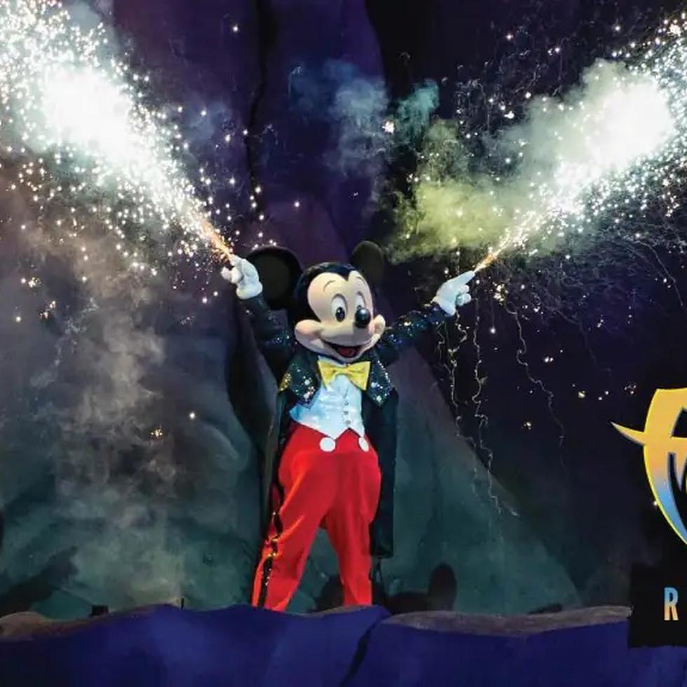 "Fantasmagoric!" tiene como figura central a Mickey Mouse, quien está acompañado de docenas de personajes.