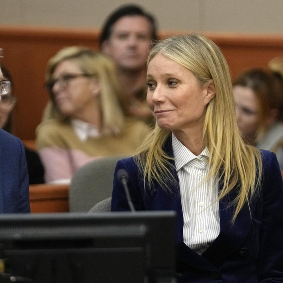Gwyneth Paltrow y su abogado Steve Owens sonríen tras la lectura del veredicto.