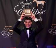 Irad Ortiz, hijo, levanta el trofeo Eclipse luego de ser reconocido como el Mejor Jinete del hipismo norteamericano por su desempeño en 2019. (Horsephotos.com/NTRA)