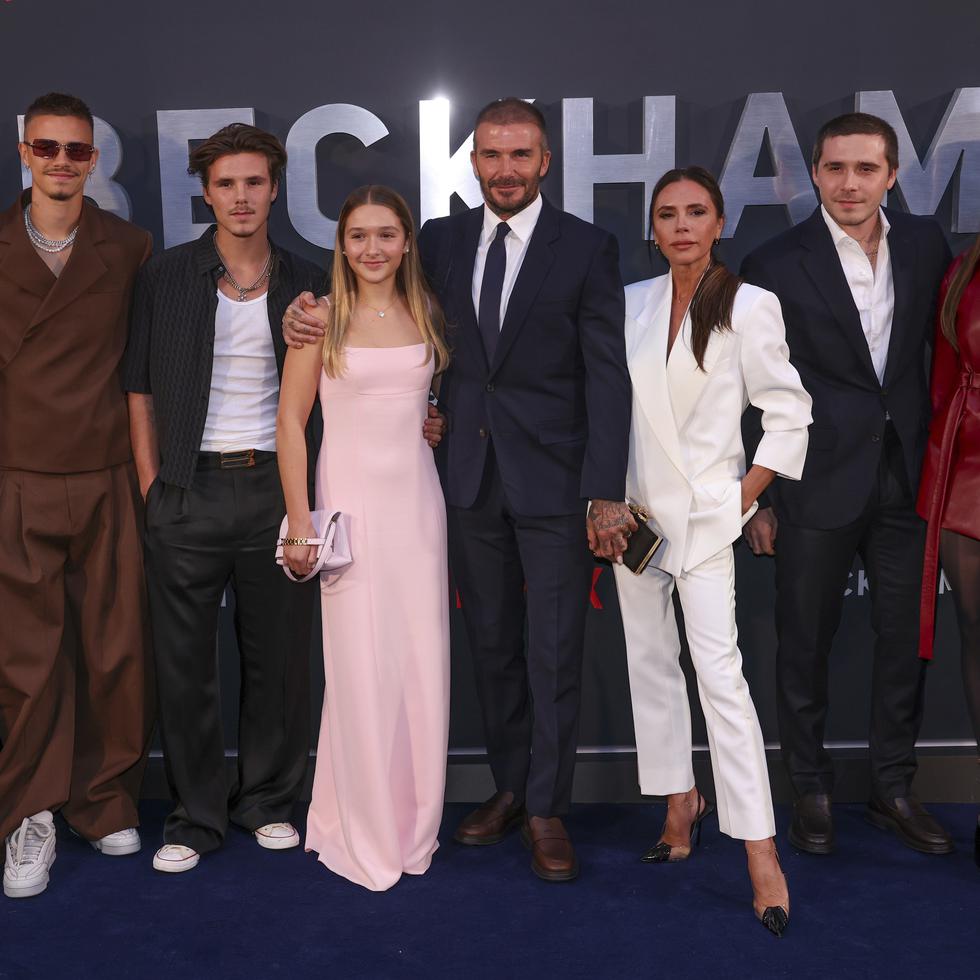 David Beckham, Victoria Beckham y su familia posan a su llegada al estreno de la serie documental Beckham' el 3 de octubre de 2023 en Londres. (Foto AP/Vianney Le Caer)