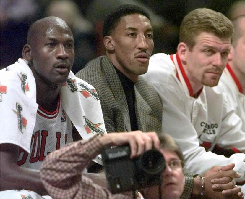 Michael Jordan (izquierda) y Scottie Pippen en el banco durante un partido de la temporada 1997-1998. (AP / Archivo)