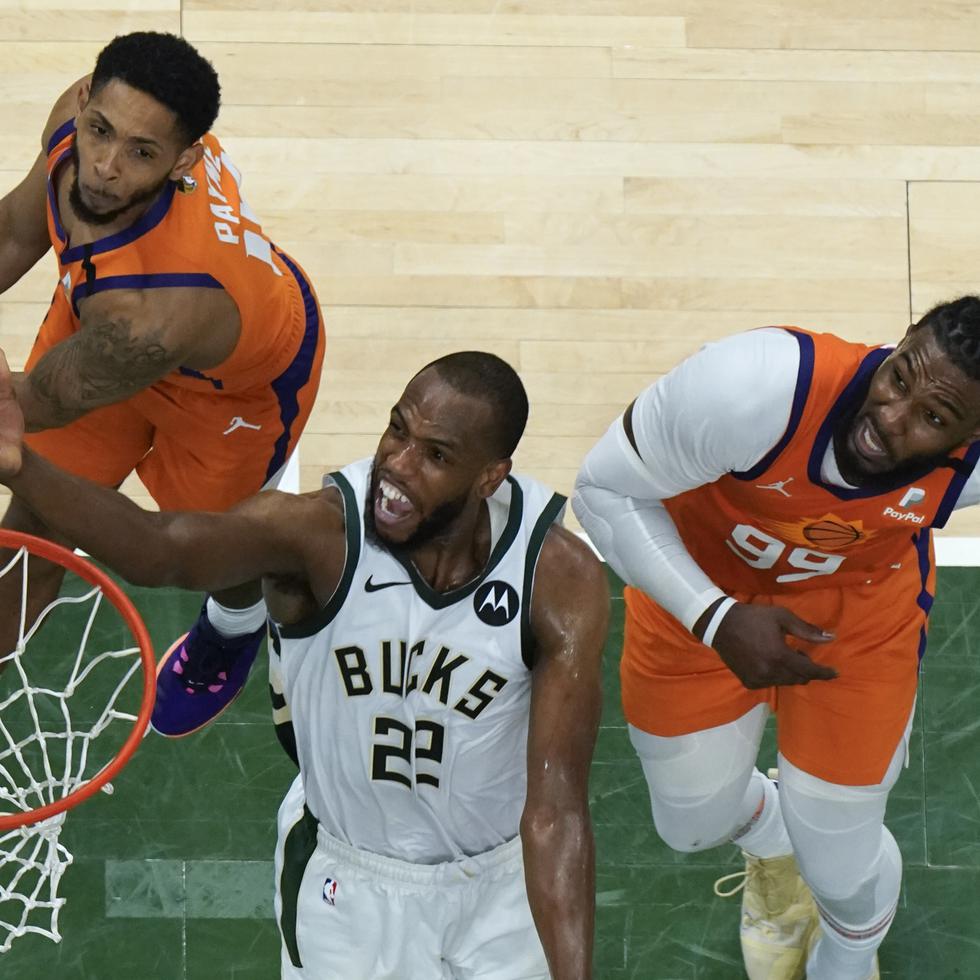 Khris Middleton, alero de los Bucks de Milwaukee, anotó 40 puntos en la victoria del cuarto juego de las Finales de la NBA contra los Suns.