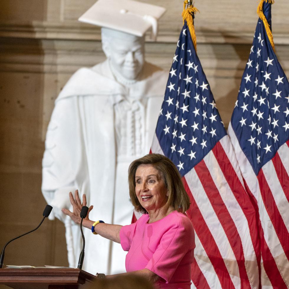 La presidenta de la Cámara de Representantes, Nancy Pelosi, habla frente a una estatua de la líder de derechos civiles y educadora pionera Mary McLeod Bethune, durante una ceremonia en honor en Statuary Hall, en el Capitolio de Estados Unidos, en Washington.