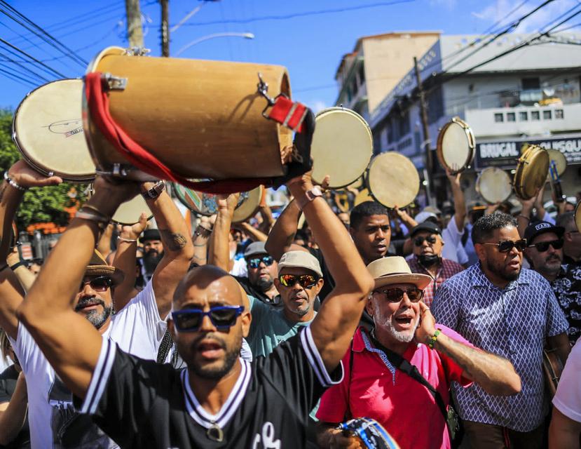 Cientos de personas se dieron cita en la Casa de la Plena en la calle Loíza para decir adiós al percusionista.