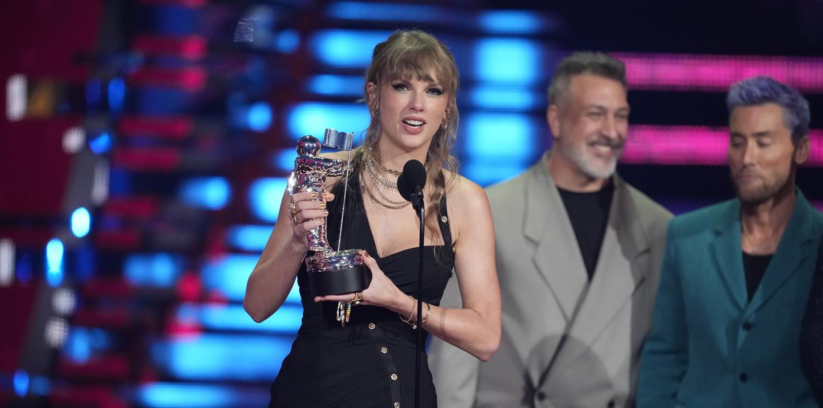 Taylor Swift inauguró la noche al ganar el premio a Mejor Canción Pop.