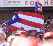 Una gran bandera de Puerto Rico fue desplegada en el Busch Stadium.