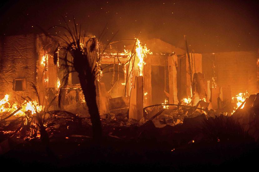El incendio destruyó 430 casas. (AP)